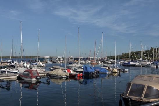 Seegelboote in der Marina Mücheln