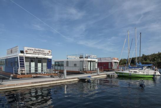 Hausbootsteg der Marina Mücheln