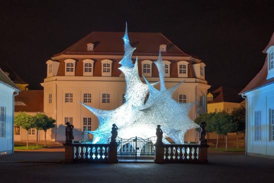 Kunstfiguren im Brunnen bei Nacht