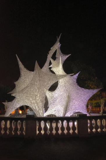 Kunstfiguren im Brunnen bei Nacht