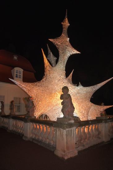 Kunstfiguren im Brunnen bei Nacht