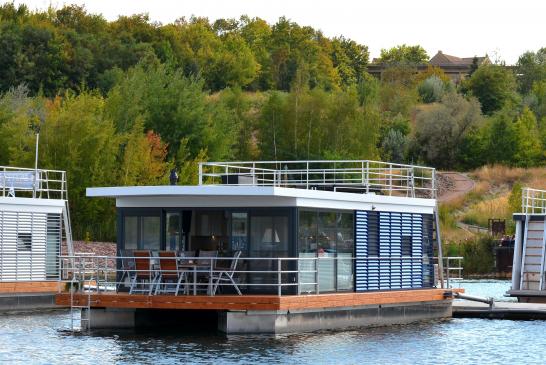Hausboot Treibholz - vom Wasser