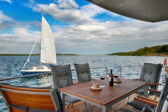 Hausboot Treibholz - Seeblick mit Seegelboot