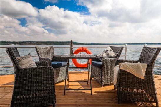 Sitzecke mit 4 Korbsesseln auf dem Sonnendeck