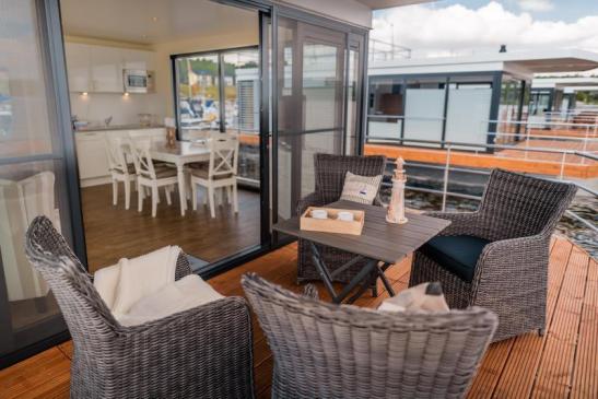 überdachte Terrasse mit vier gemütlichen Korbsesseln