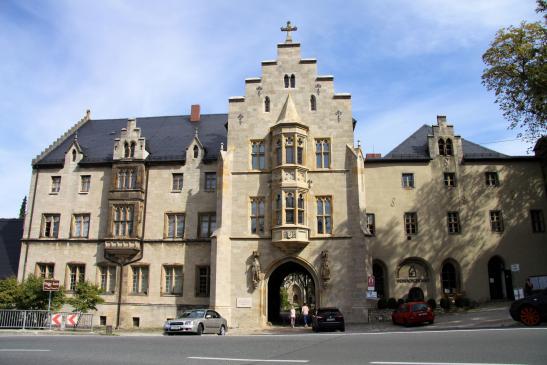 Torhaus mit Weinhandlung des Landesweingutes Schulpforta